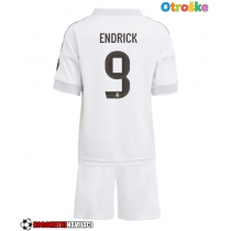 Otroške Nogometnih dresov Real Madrid Endrick #9 Domači 2025-26 Kratki rokavi (+ hlače)